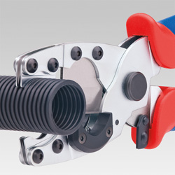 Pipe Cutter for composite pipes and protective tubes